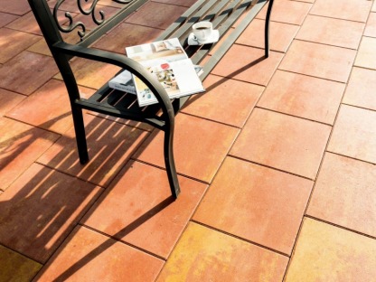 ปูพื้นด้วยบล็อกปูพื้นแผ่นเรียบสำเร็จรูป